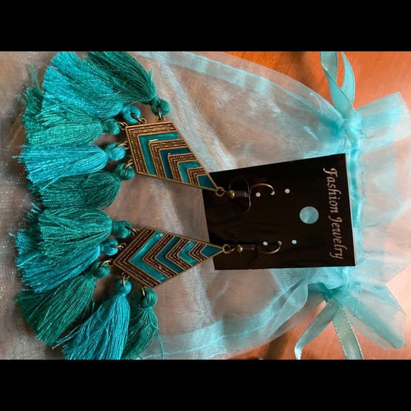 Tassel earrings (pierced) - Picture 4 of 10